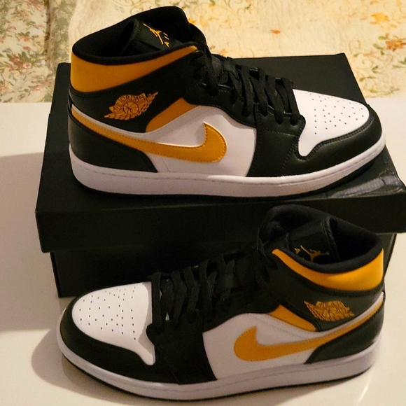 Nike AIR JORDAN 1 Retro Size 12 New - Picture 1 of 6